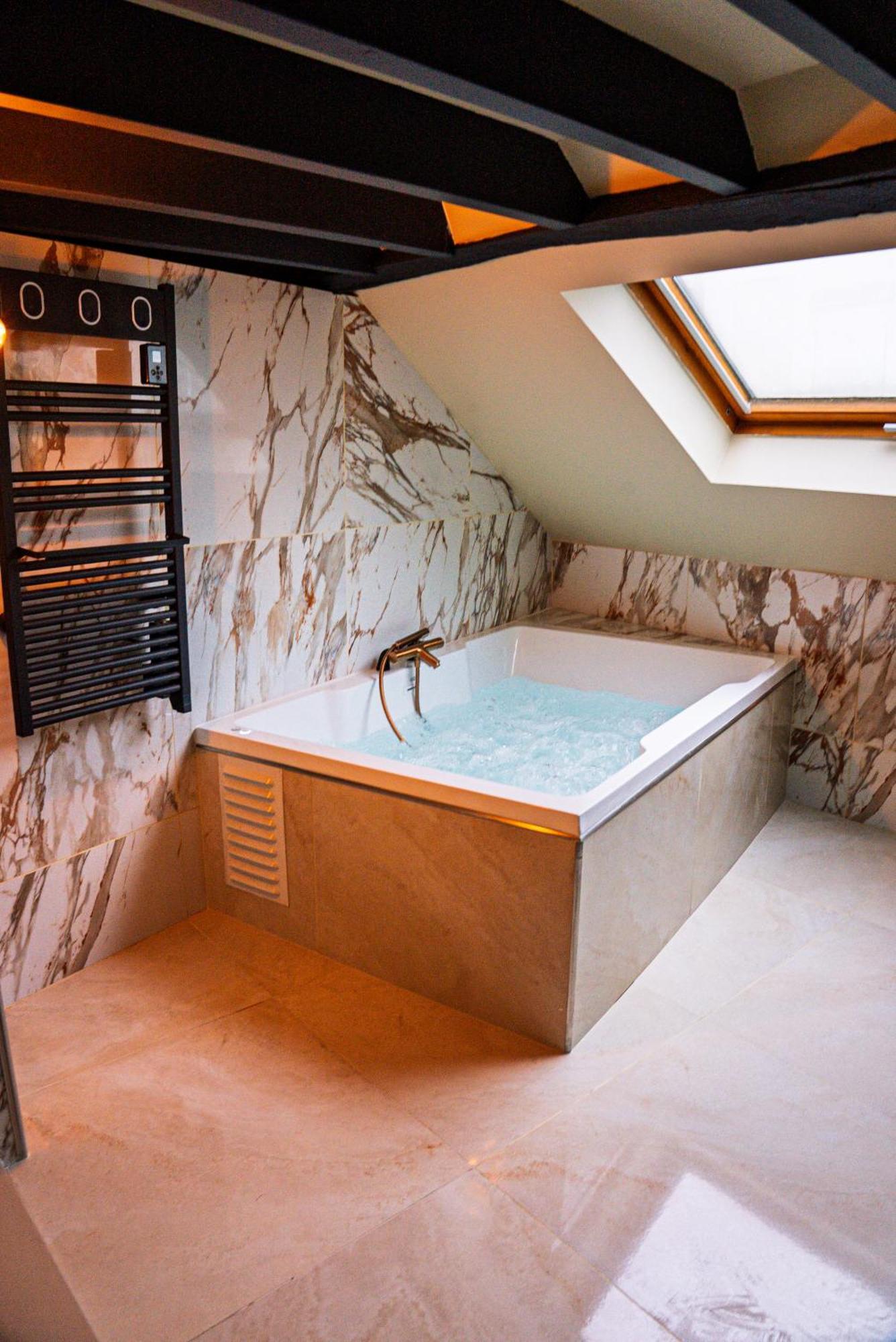 La Marble Room - Suite Balneo & Sauna أنجير المظهر الخارجي الصورة